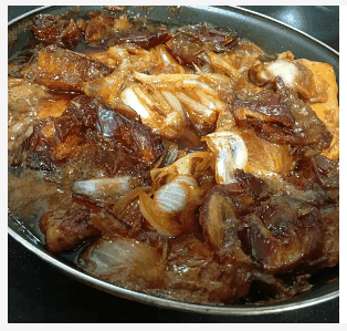 Caramelized Onion and Date Pargiyot